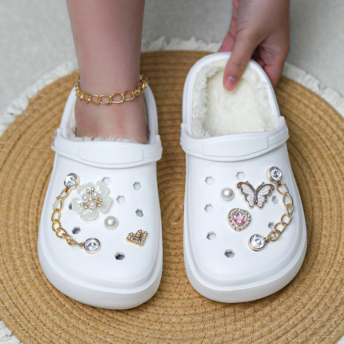 Women's winter slippers with fleece lining, warm and comfortable slip-on