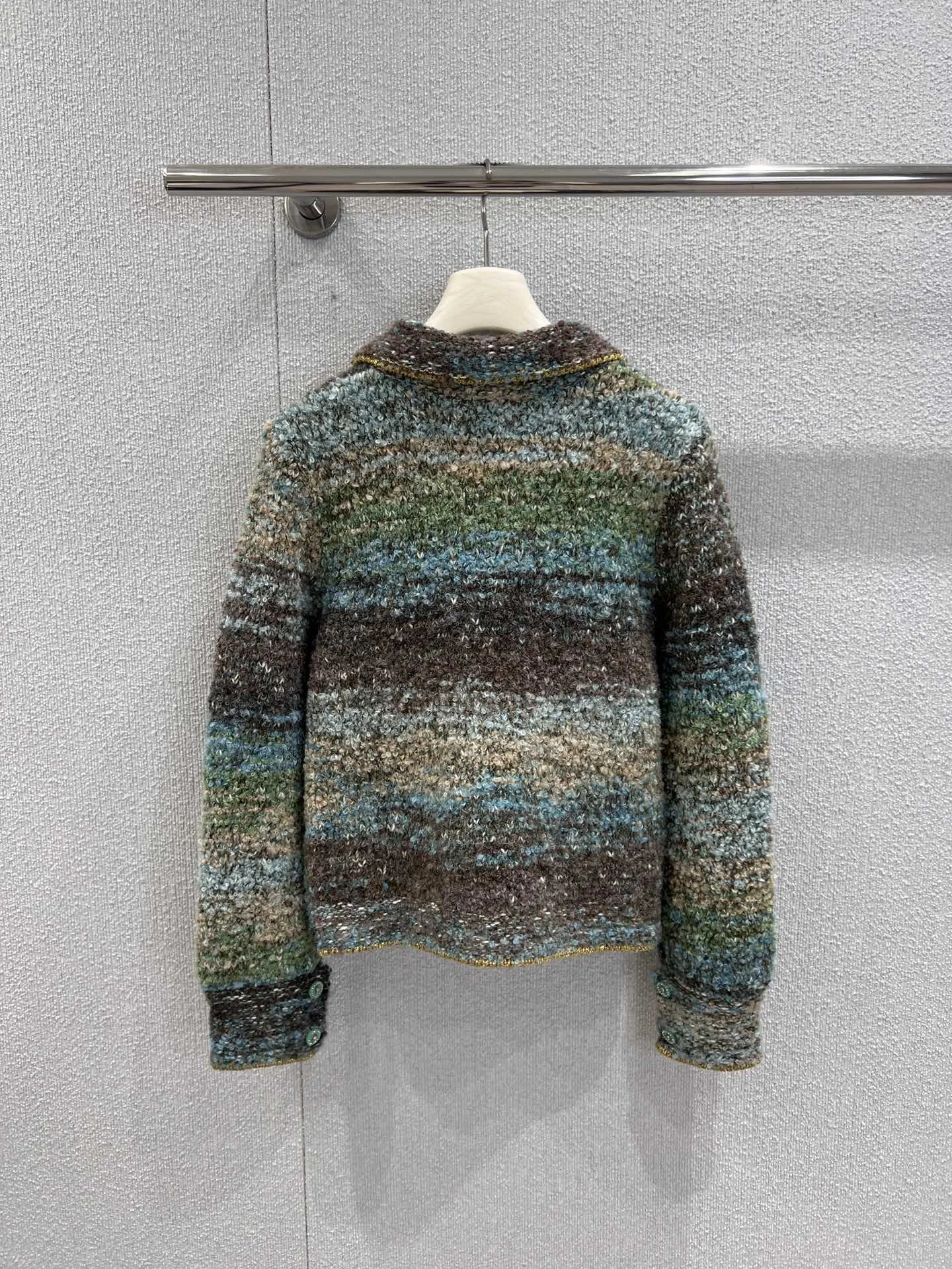 

Новинка 2023 года, зеленая кашемировая куртка с круглым вырезом и золотой пряжкой для тяжелой промышленности, новый осенний топ высокого класса 123