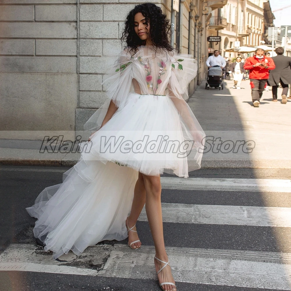 Abito da sposa Chic alto e basso con fiori abiti da sposa senza maniche in Tulle moda donna con strascico e volant su misura