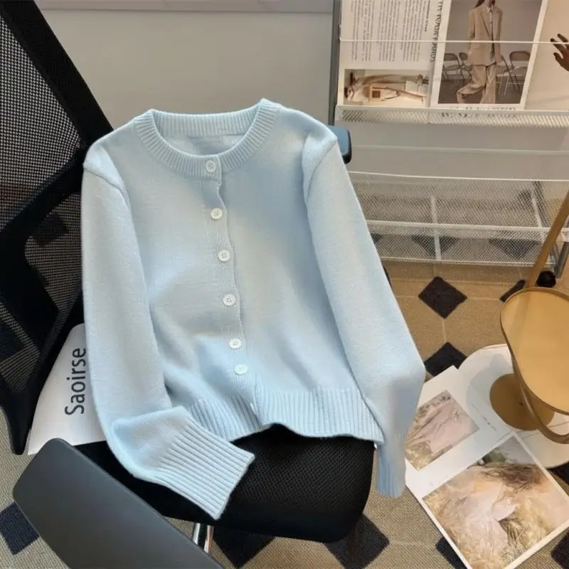 

Новый голубой мягкий и липкий кардиган-свитер в корейском стиле для женщин, короткий вязаный свитер с круглым вырезом и фитилем.