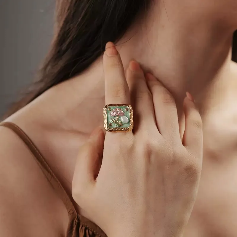 Anello di perle quadrate con fiore rosa smaltato dipinto a mano chic per le donne, regalo di gioielli per feste con anello da dito placcato oro 18 carati di nuova moda