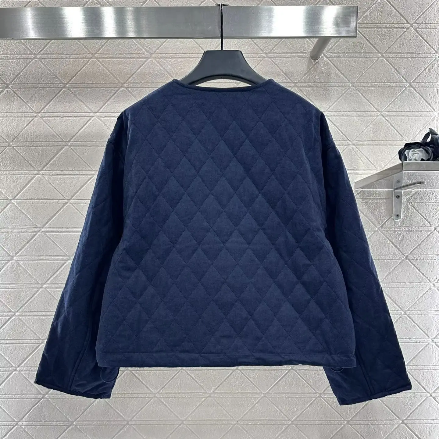 

Новое поступление 2025 года, пуховик с круглым вырезом и бриллиантами, изготовленный из саржевого хлопка, пуховый хлопок, дизайн с пуговицами