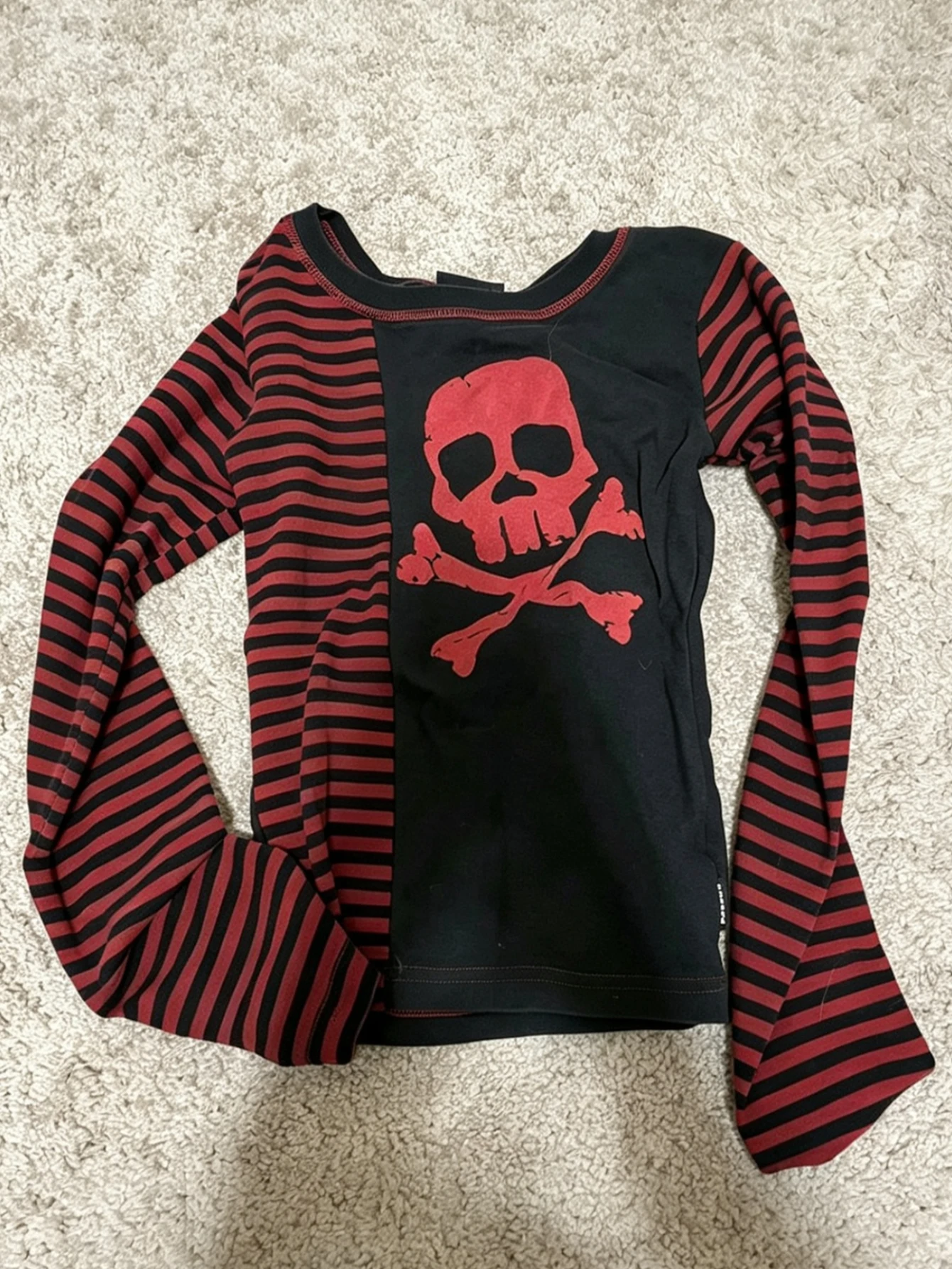 Y2k Goth Grunge Emo T-Shirt mit Totenkopf- und Streifenmuster, Damen, Gyaru-Mode, Subkultur, langärmelig, Acubi, Oberteil, 2000er-Jahre, alternativ, Kleidung. – Detail 2