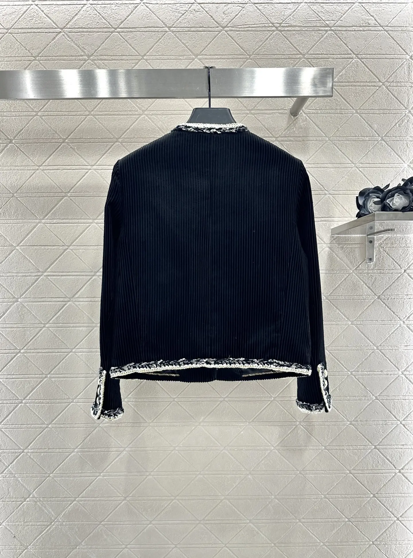 

Черная женская куртка с вышитыми акцентами — изысканный стиль и тонкое мастерство, незаменимый вариант — для сезонного образа