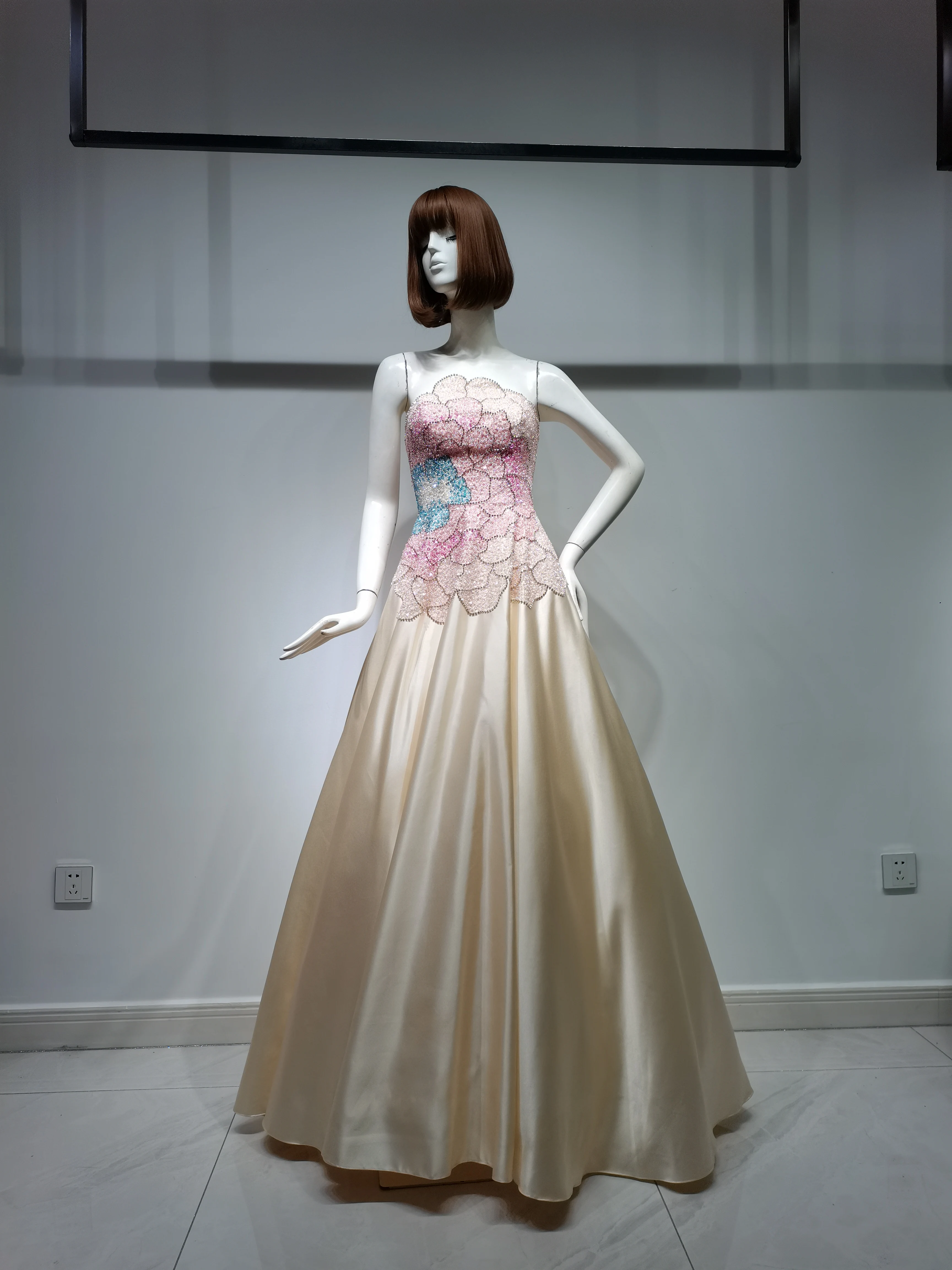 شاليمار تشانغ فستان سهرة ذهبي سخية دبي للنساء حسب الطلب