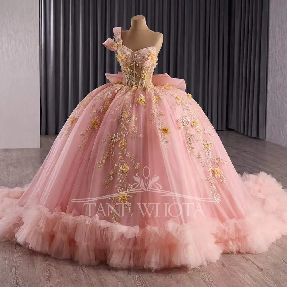 فستان Vestido Quinceañera 2025 فاخر بكتف واحد مزين بالترتر والدانتيل الوردي على شكل كرة زهرة Quinceanera