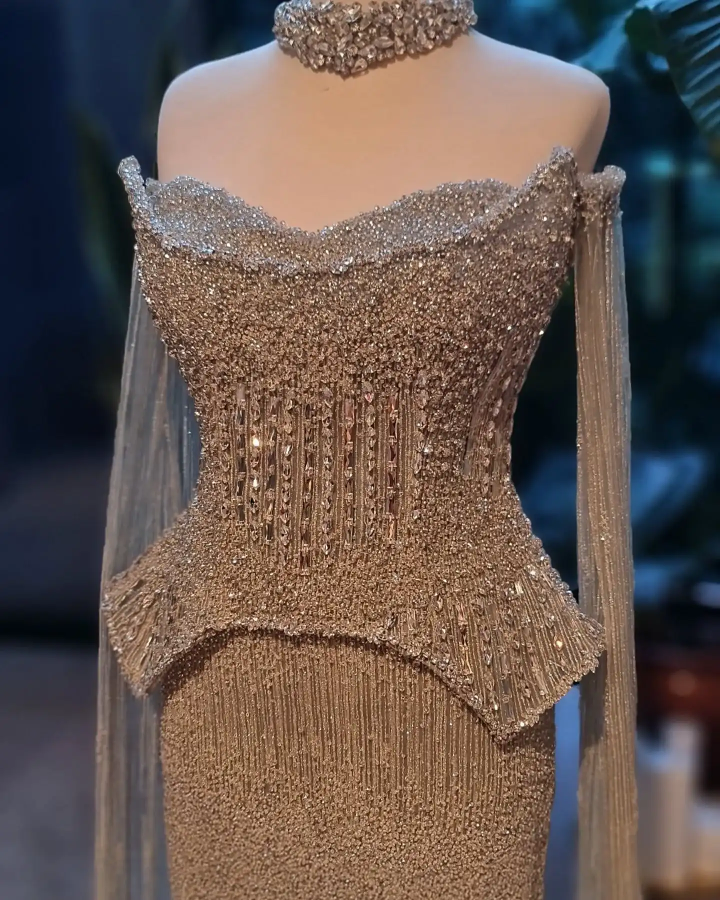 Sharon Said Luxuriöses graues Kristall-Abendkleid mit fließenden Ärmeln 2026 Elegantes schulterfreies Hochzeitskleid SS558 Maßanfertigung – Detail 6
