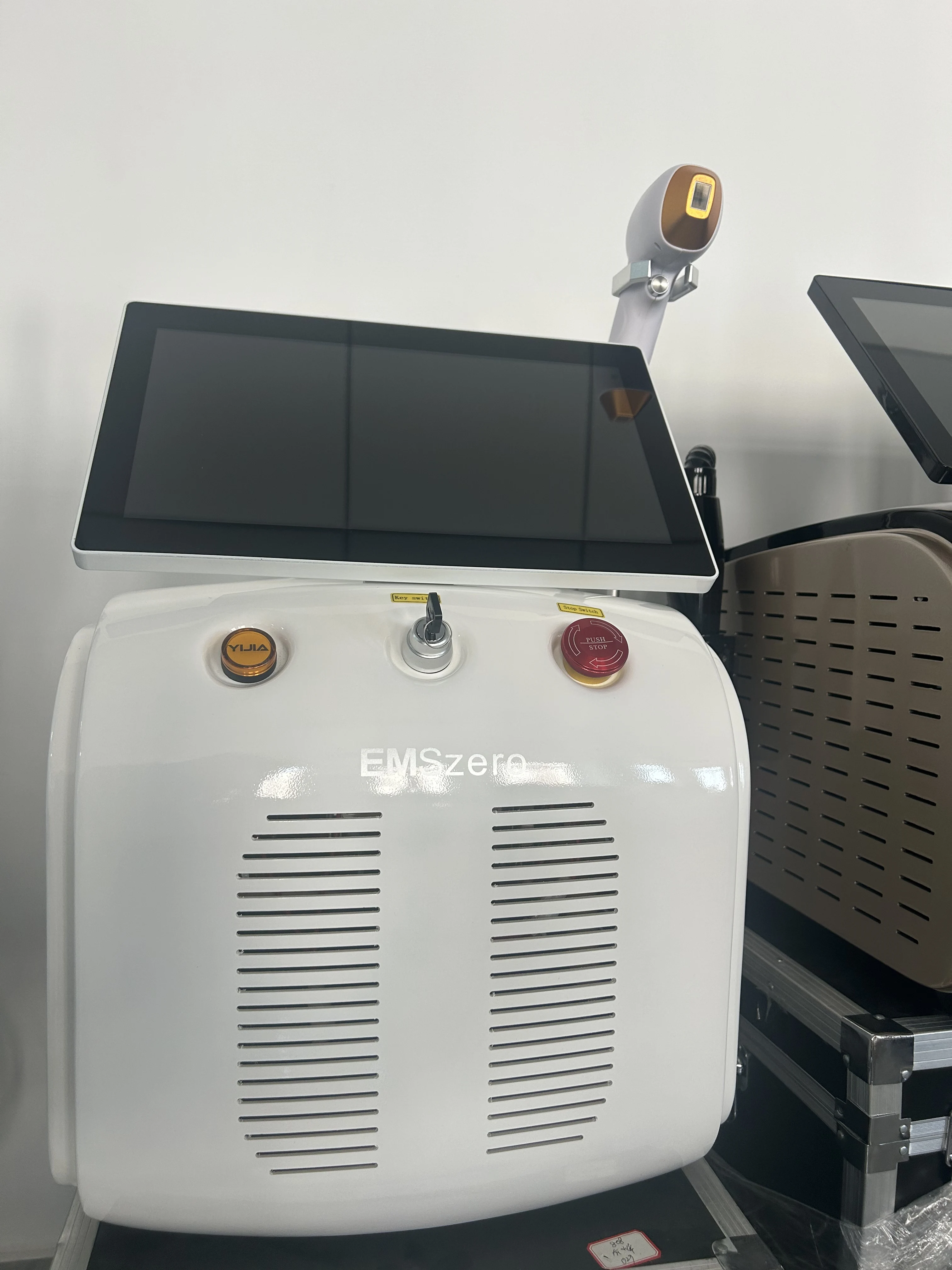 Le plus récent Portable 755nm 1064nm 808nm Diode Laser épilation Machine tête de refroidissement indolore Laser épilateur visage corps épilation