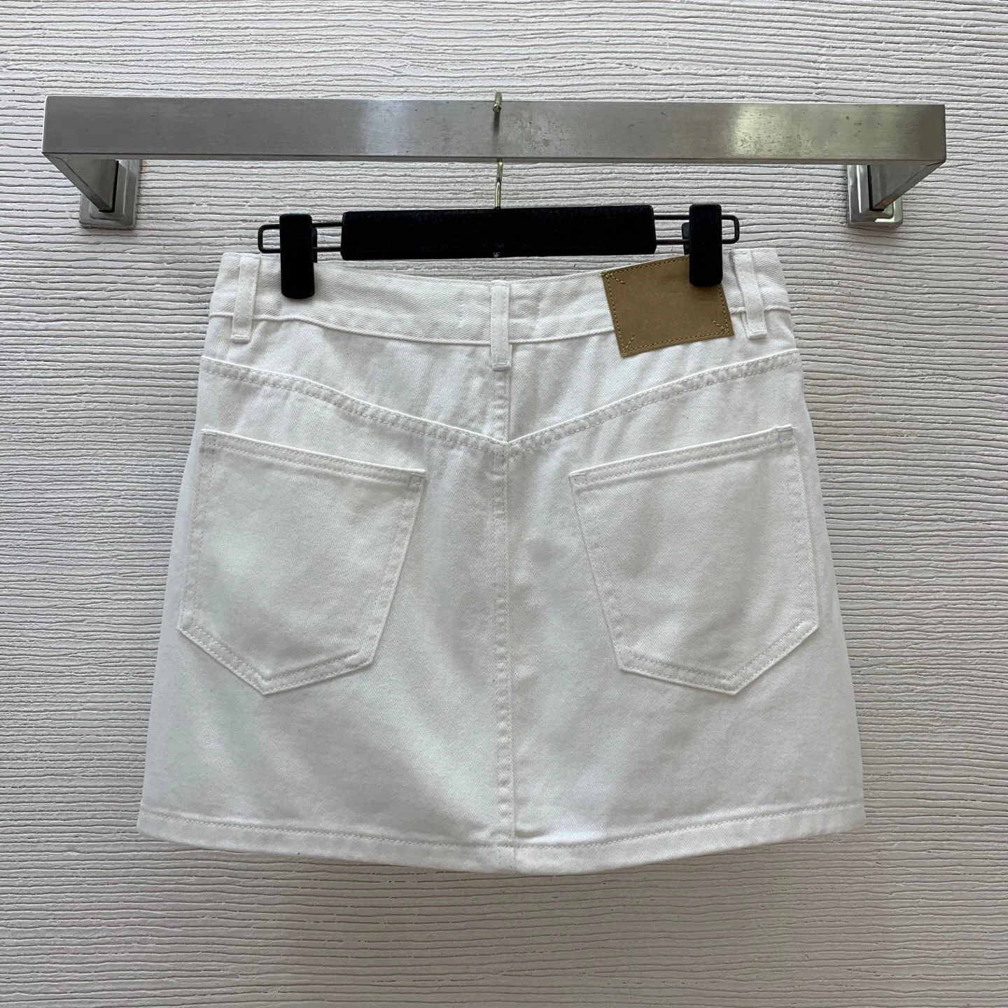 

Hardware Accessories Embroidered Flower Decoration High Waist Slim Denim Short Skirt!