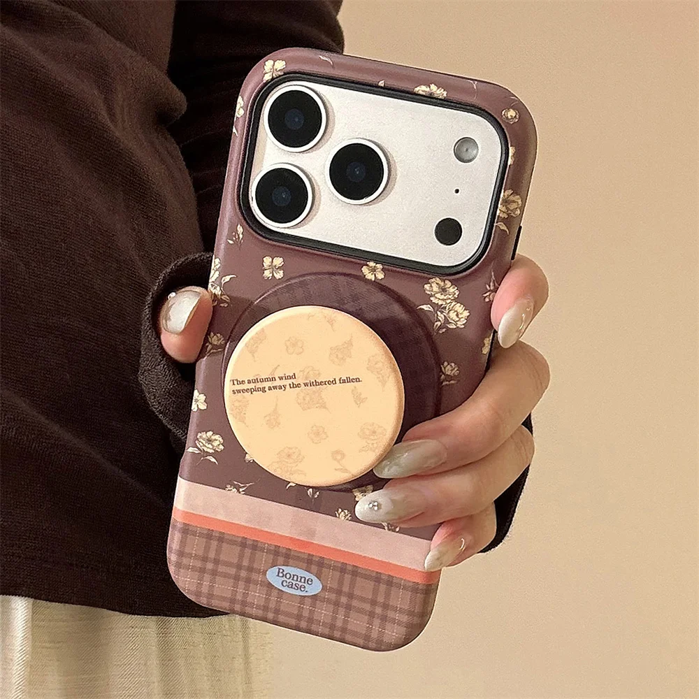 Casing Ponsel Retro Motif Kotak-kotak Cokelat dengan Hiasan Bunga Lucu dan Magnet untuk iPhone 17 16 15 Pro Max 14 13 12 11, Cover untuk Stand Magsafe