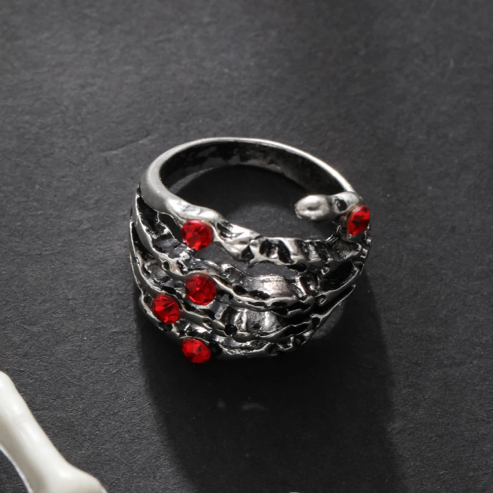 Retro Dark Gothic Skull Hand Ring uomini e donne personalità Punk Hip Hop Halloween Cosplay intarsio zircone rosso gioielli regalo