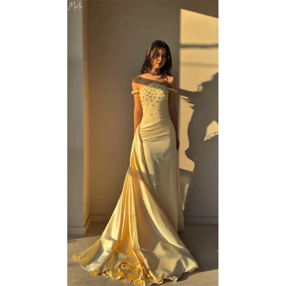 Vestido de Noche Formal Largo hasta el Suelo, Color Crema Amarillo, Personalizado por Mila, con Cristales, Hombros Descubiertos, Sin Mangas y Pliegues