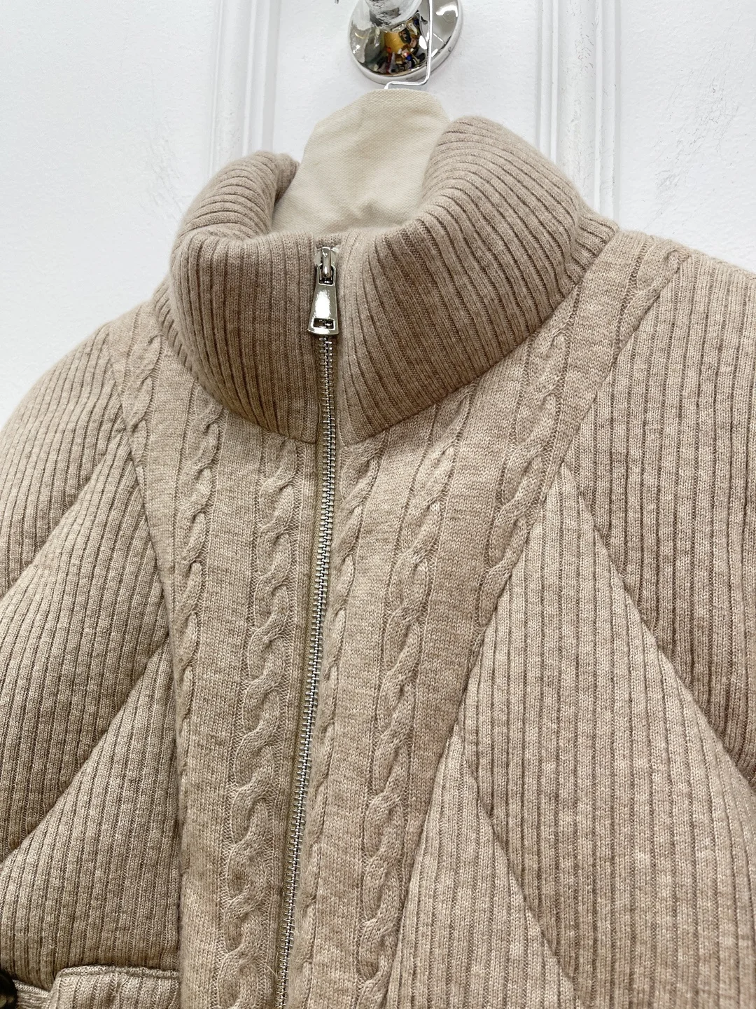 Chaqueta acolchada de punto de color caqui y cachemira para mujer, abrigo acolchado con estampado de diamantes y cremallera recortado de plumón de ganso blanco 90%