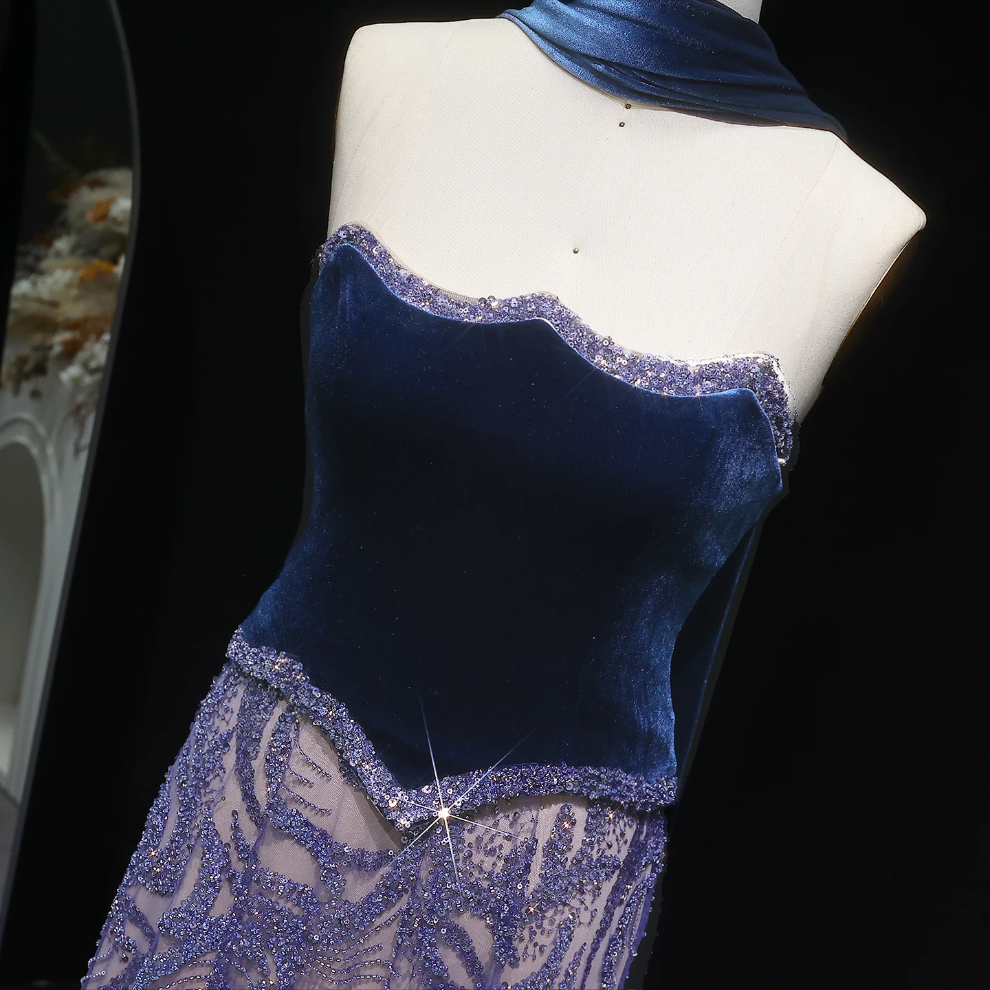 Sharon Said Luxuriöses Arabisches Perlenbesetztes Blaues Samtkleid mit Schal, Zweiteiliges Abendkleid 2026, Hochzeitsgast-Partykleid SS793, Maßanfertigung – Detail 9