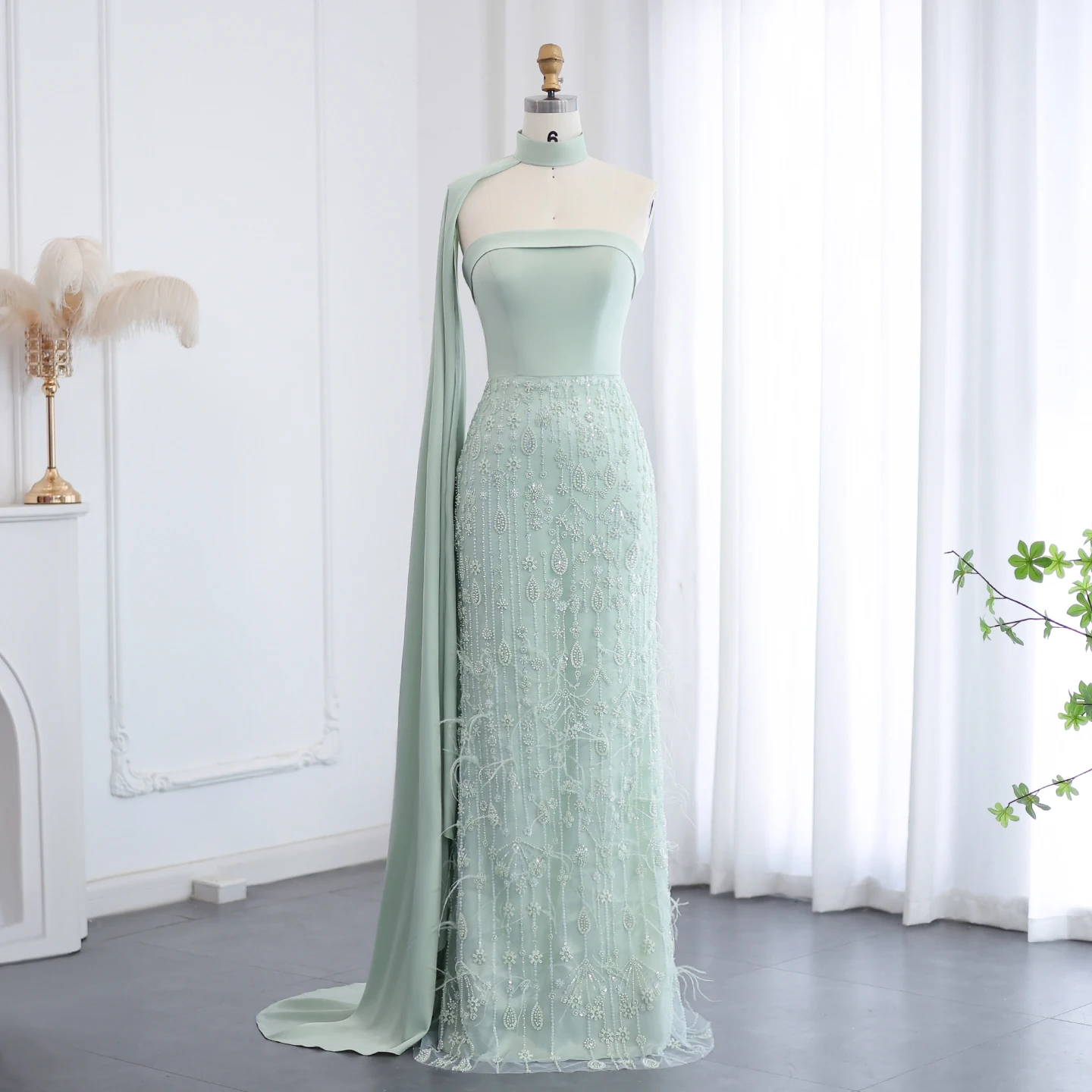 Sharon Said Arabisches Salbeigrünes Luxus-Federkleid mit Schal-Cape, trägerlos, Dubai, Damen, Hochzeitsfeier, SS014, maßgeschneidert – Detail 5