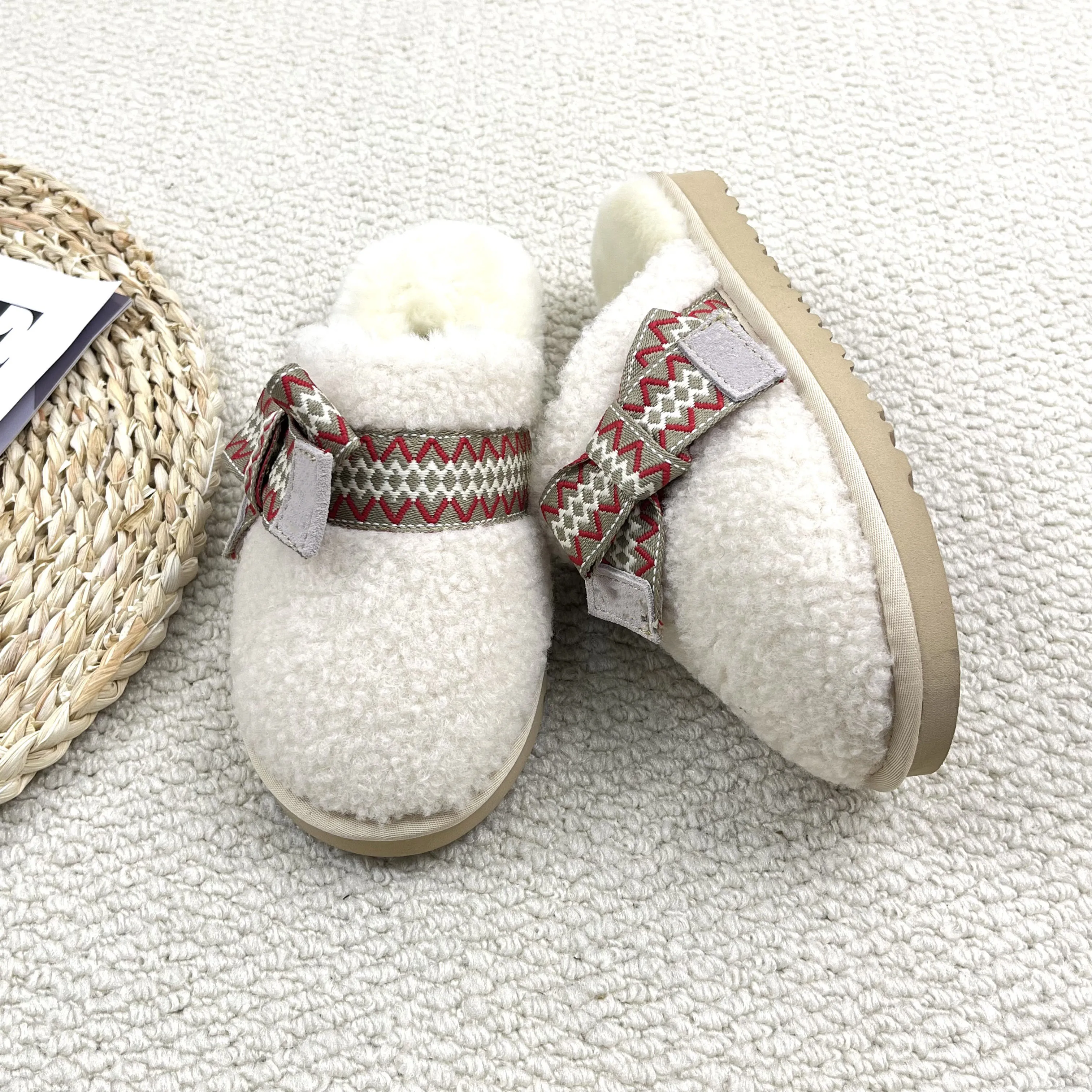 Mules d'hiver chaudes et fourrées pour femmes, pantoufles à plateforme en daim avec broderie ethnique, semelle épaisse antidérapante, doublure polaire, chaussures d'hiver chaudes sans talon pour l'extérieur