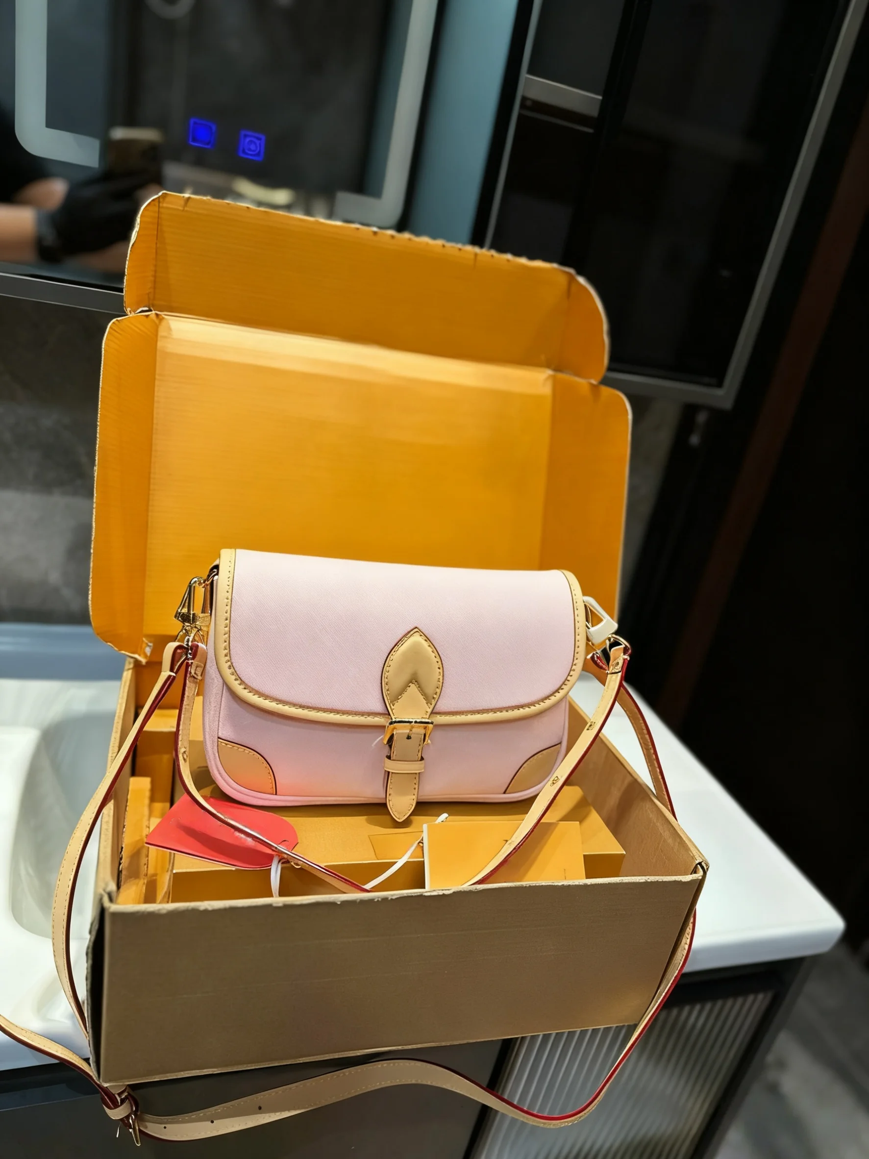 

2025 Новый РАЗМЕР: 25X17 СМ Модные универсальные сумки из кожи вишни Портативные можно носить на плече без коробок