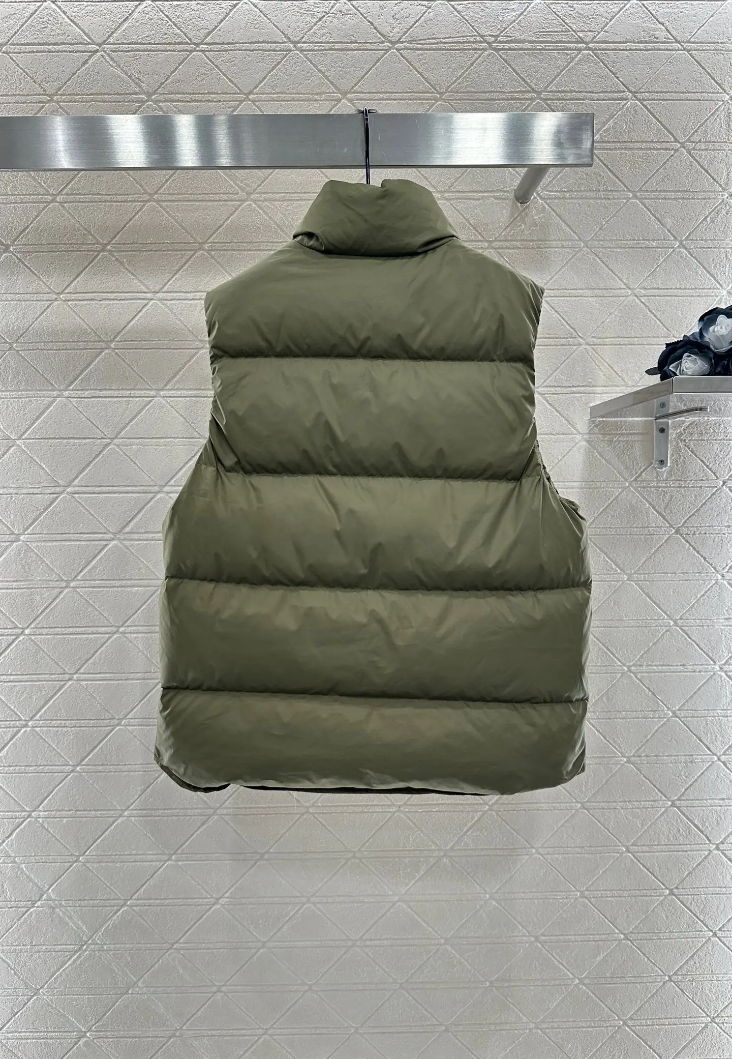 

Новинка 2025 года, пуховый жилет-каце, однотонные рукава, пуговицы на гусином пуху, модный универсальный утягивающий фигуру, зима-осень