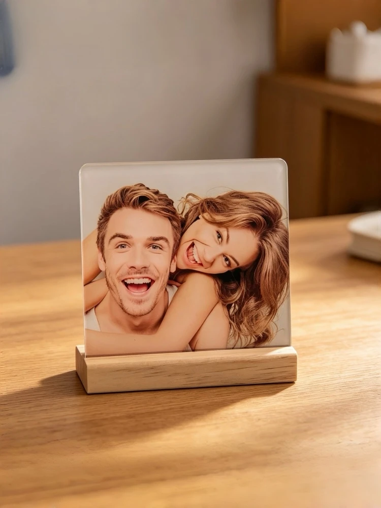 Eine individuelle Acryl-Tischdekoration mit personalisierten Fotooptionen, einschließlich künstlerischer Bilder, Paarporträts und Familienfotos. – Detail 3