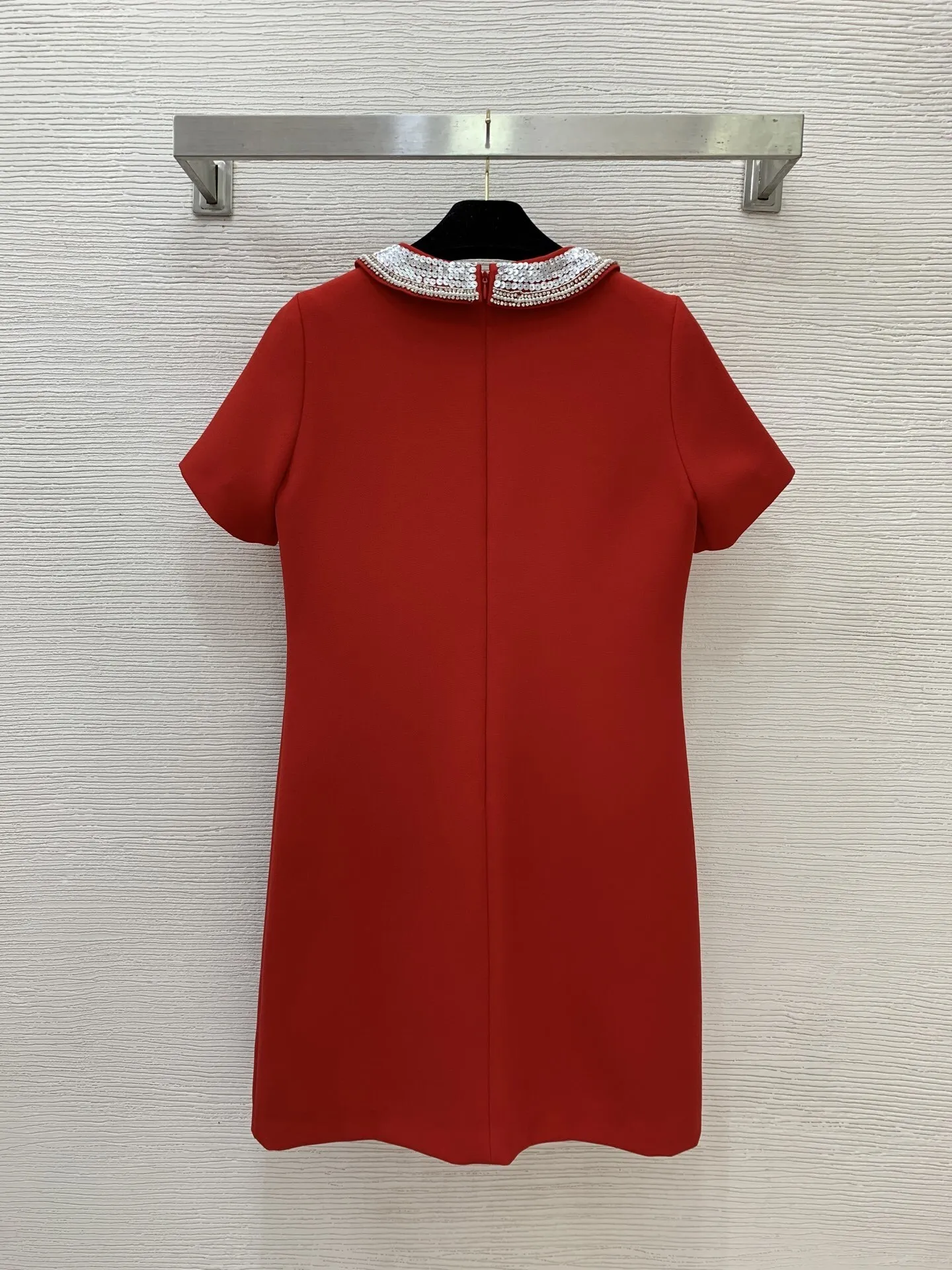 

Женское платье 2026: Новинка лета, модный простой фасон с бриллиантовой отделкой и пайетками, круглый вырез, короткий рукав, прямая юбка