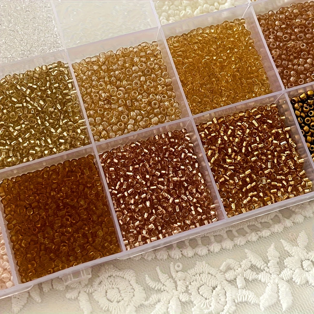 14400 Stück Rocailles, 2mm Weiße & Champagnerfarbene Glasperlen, Kleine Bastelperlen für Schmuckherstellung, DIY Armband Ohrring Set – Detail 5