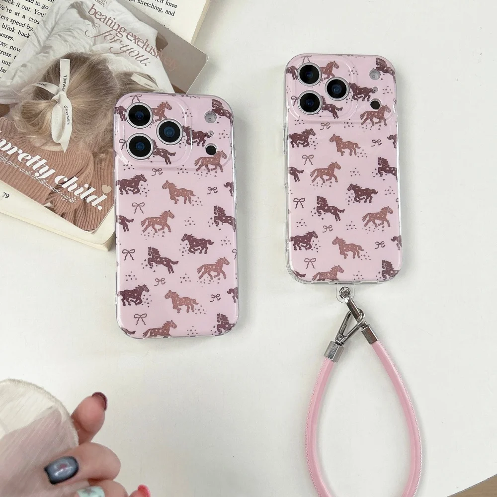 Casing ponsel gaya kuda poni lucu berwarna merah muda yang berkilau, cocok untuk iPhone 15 14 16 17 Pro, modis, tahan benturan, dan anti jatuh.