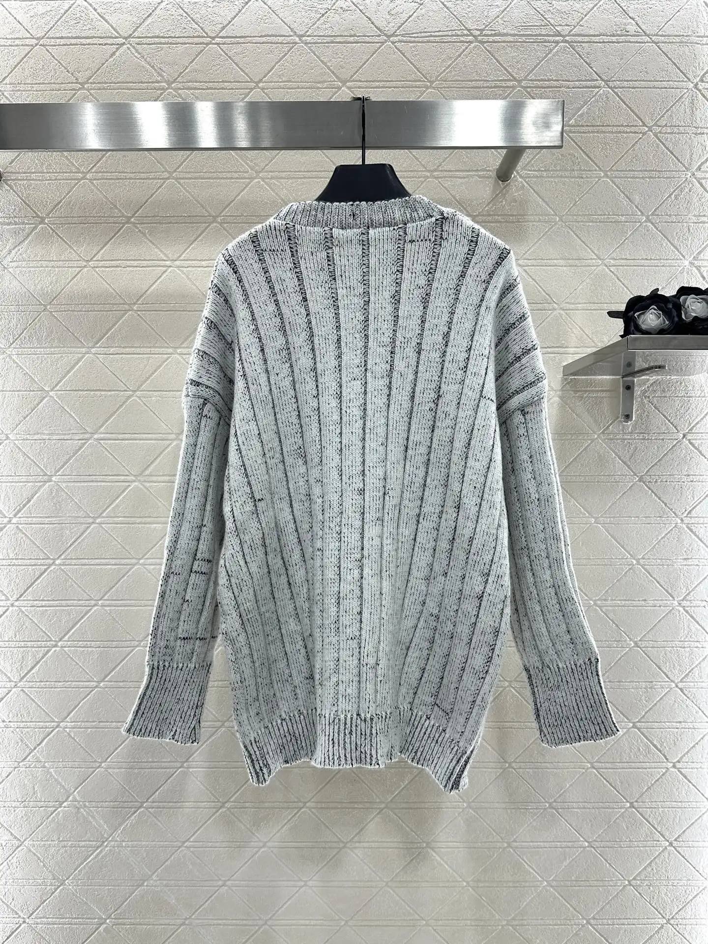 

2025 early autumn new high-end custom women's clothing Clothing plush striped wool yarn woven V-neck knitted cardigan