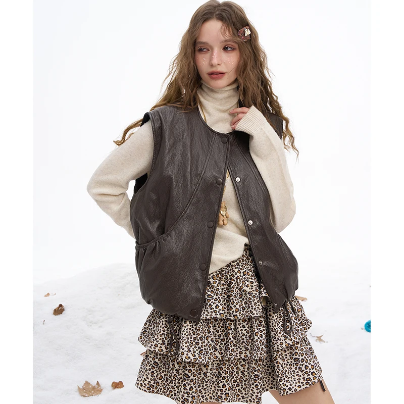 ELFSACK 2025 Winter New Arrivals Y2K Vintage Minimalist Faux Leather Solid Round Neck Sleeveless Jacket For Women