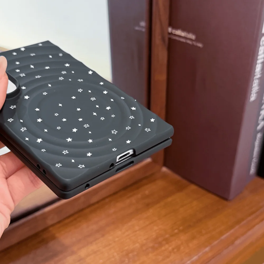 Korea Ins Proste etui na telefon z czarnym wzorem w kształcie gwiazdek do Samsung Galaxy Z Fold 8 Z Fold 8 Modne etui odporne na upadki z uchwytem magnetycznym — zdjęcie produktu 6