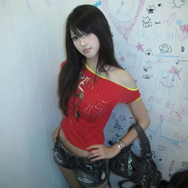 Karrram Japanese Y2k Off Shoulder T-shirt Trashy 2000s Letter Print Crop Top Vintage Harajuku Rhinestones T Shirt American Retro — zdjęcie 2