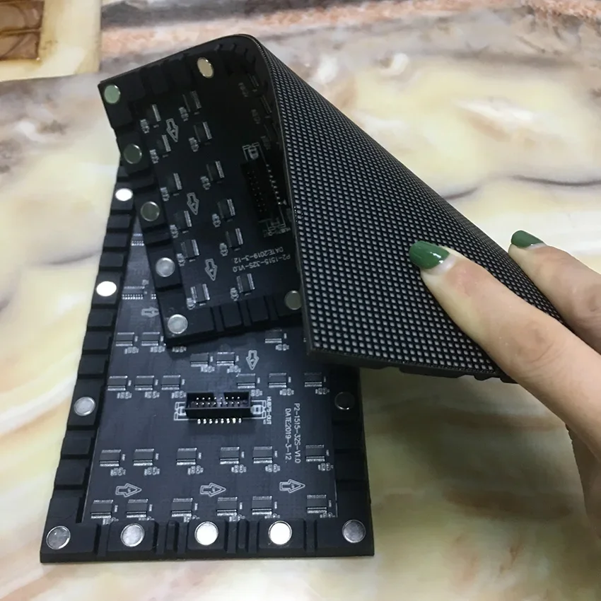 Moduł LED z chipsetem NON-PWM P1.875/P2/P4, miękki panel LED 240x120mm/256x128mm, elastyczny panel LED. Wewnętrzny, kolorowy, zakrzywiony wyświetlacz LED — zdjęcie produktu 6