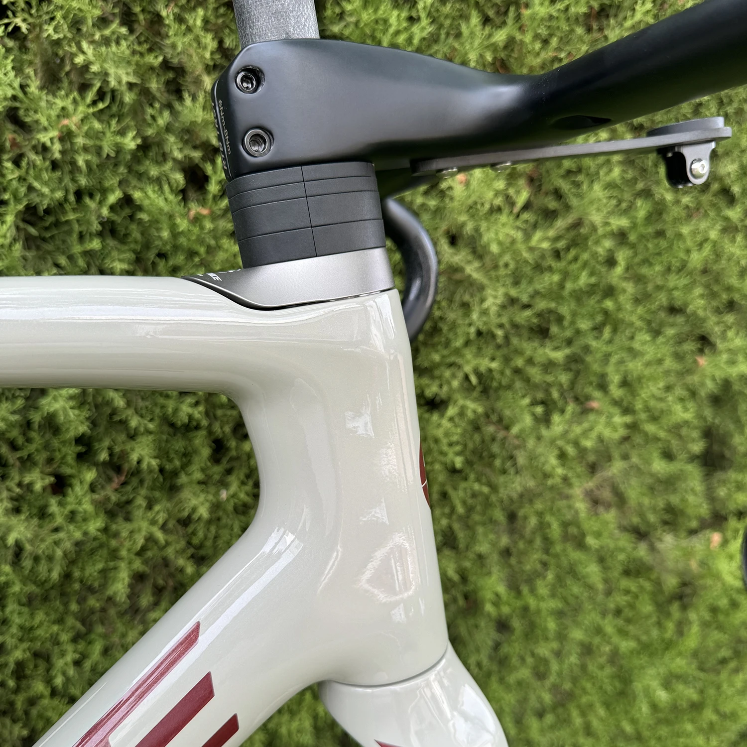 Munice R2 Carbonfaser-Rennradrahmen Versand aus Spanien Ultraleichter Allround-Carbon-Rennradrahmen Aerodynamischer EPS-geformter Carbonrahmen Scheibenbremse Max. 700*32C AERO T47 Fahrradrahmen Vollständig interne Kabelführung Lenker DI2 Mechanisch 2 Jahre Garantie – Detail 23