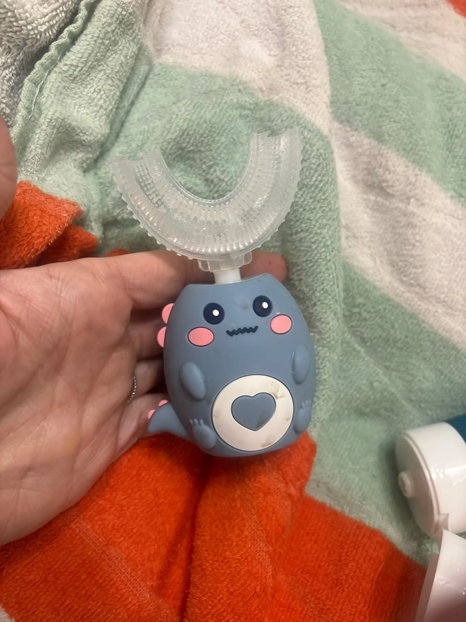 Elektrische Kinderzahnbürste in U-Form Foto-Test