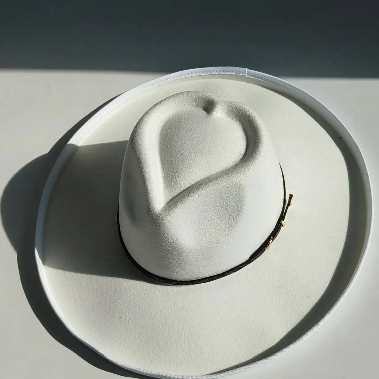 Fedora hat, Panama hat, and other men's hats that can be paired with different decorations.