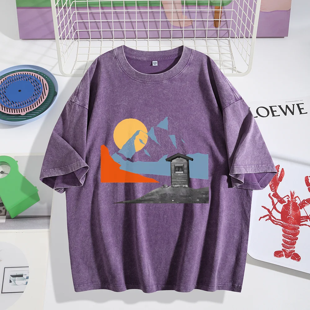 夏のアウトドアに最適なTシャツ - 山と太陽とキャビンのミニマルな風景グラフィックが施されたルーズな半袖Tシャツ