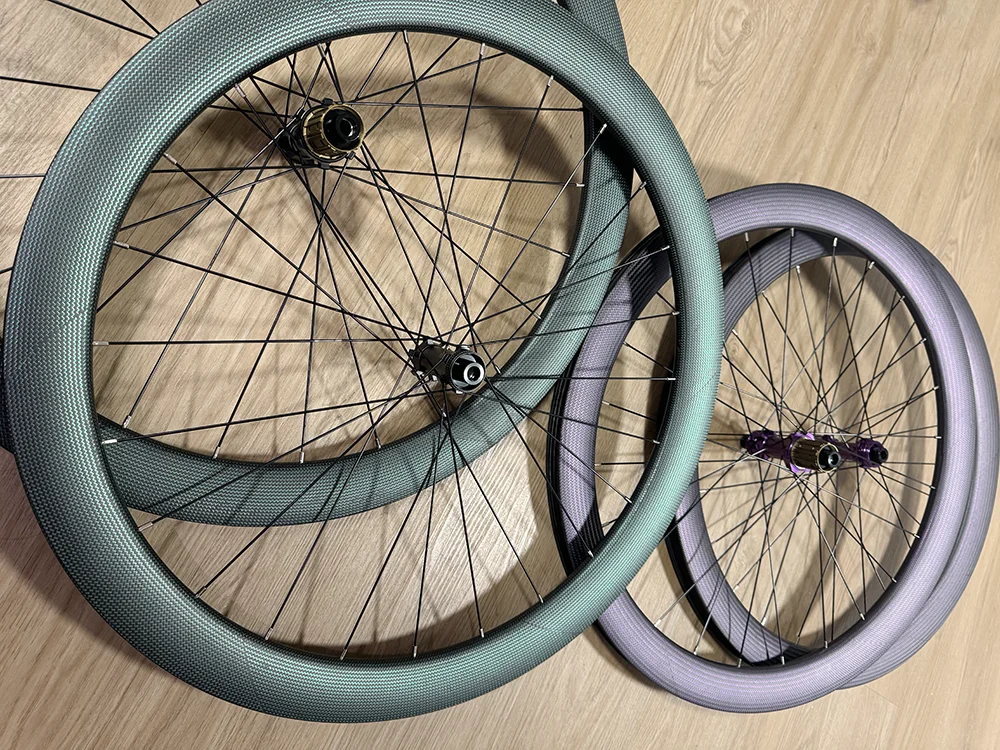 Rennrad-Scheibenbremsenlaufräder mit Ratchet-System, 700C 36T Wave Carbon Laufradsatz, 50mm Profilhöhe, Rennrad-Speichenlaufräder, 24 Speichen, Aero Carbonfaser-Laufräder – Detail 14
