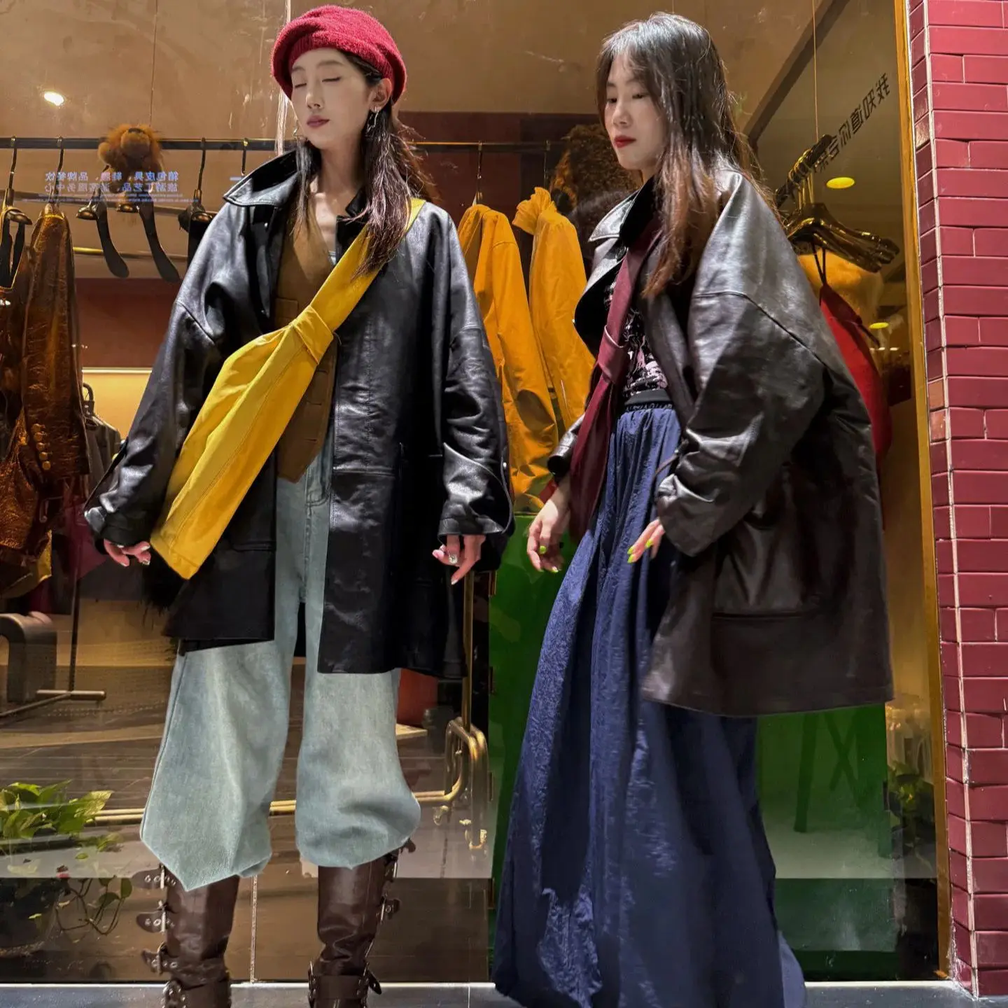 Herbstlicher, lässiger, lockerer Damenmantel aus echtem Leder