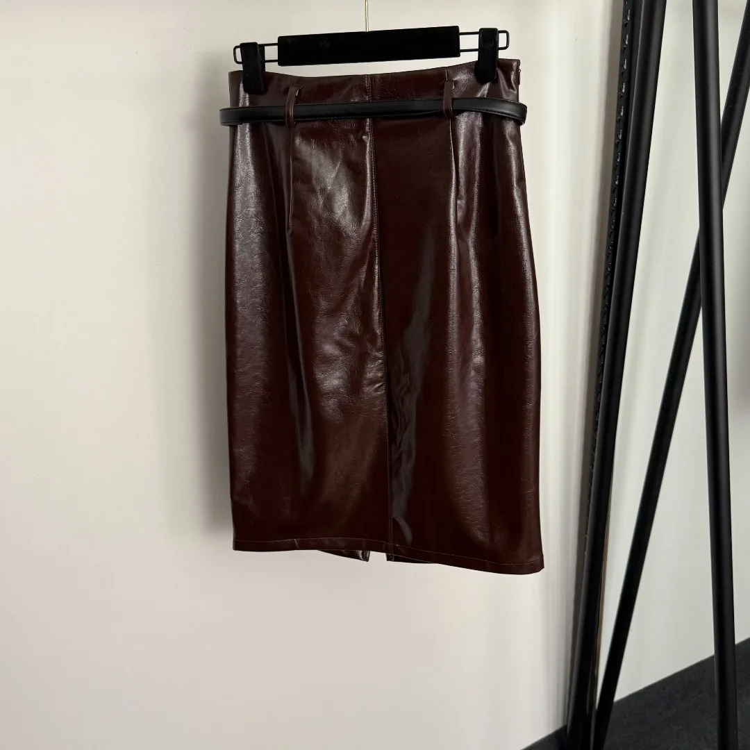 

2025 Новая женская мода с металлическим поясом, высокая талия, разделенная юбка из искусственной кожи, полуюбка