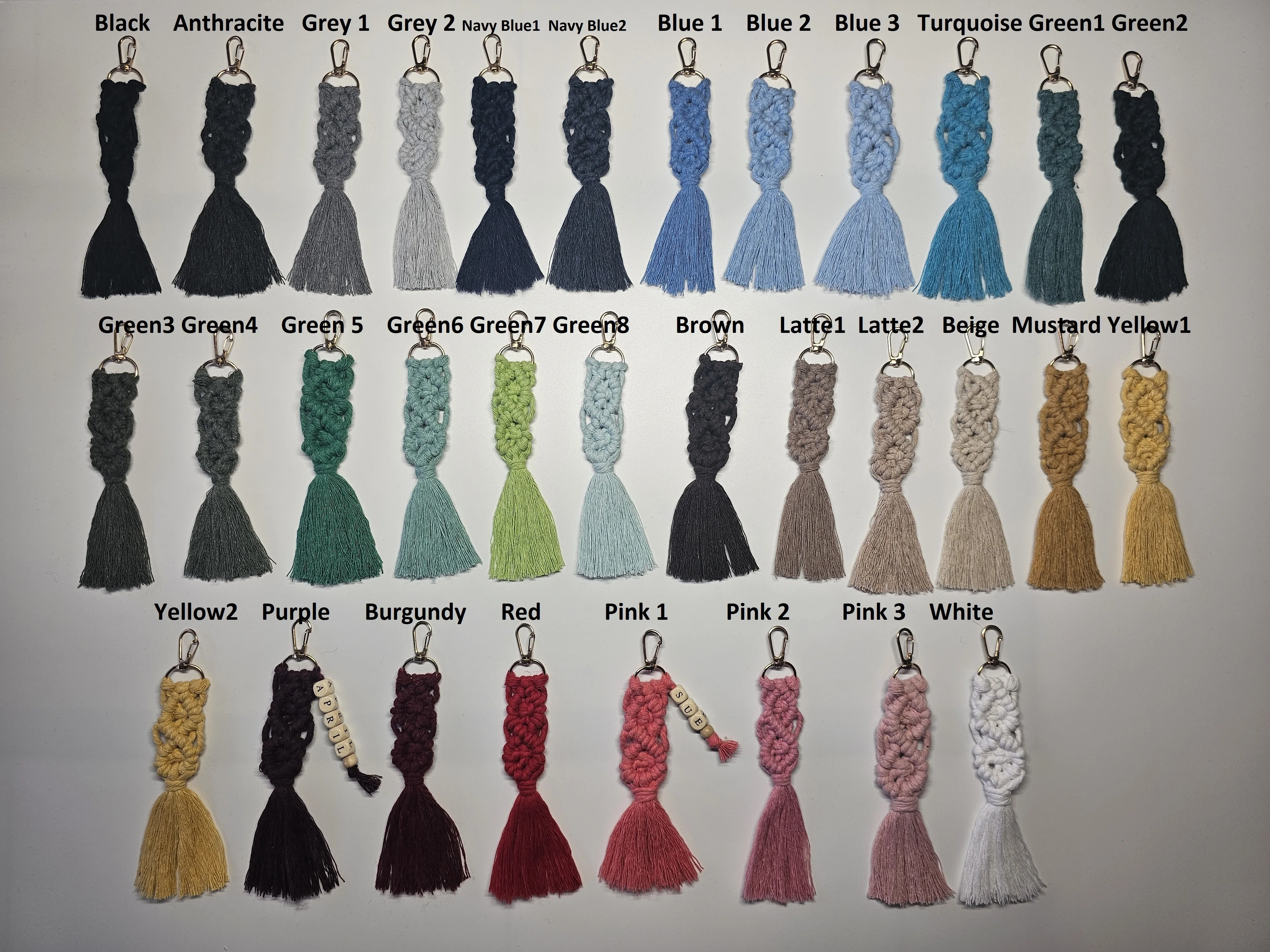 LLavero de nombre de macramé personalizado hecho a mano para dama de honor con tarjeta y flor, recuerdo de despedida de soltera