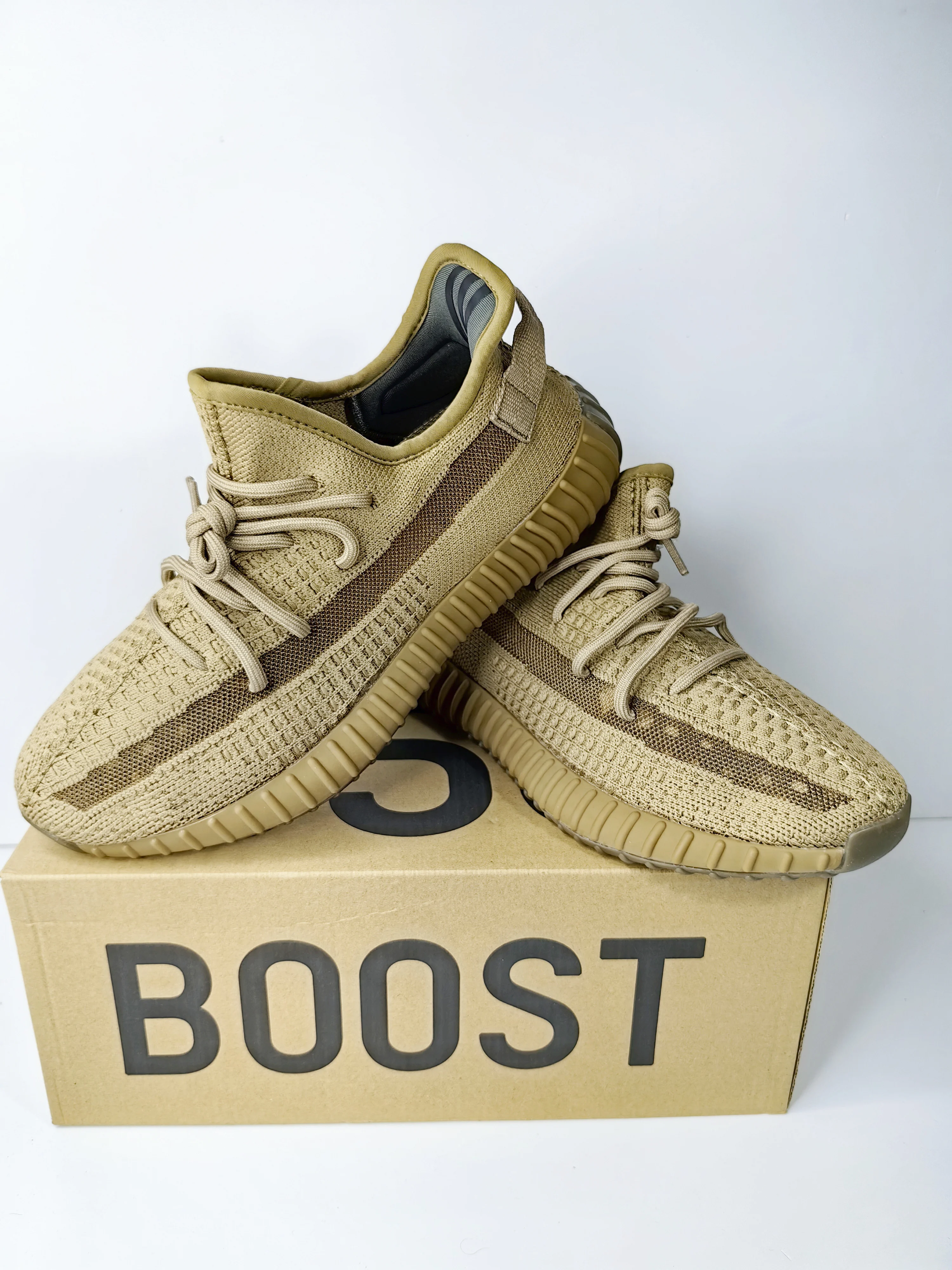 アディダスeasy boost350 Amazon.com | adidas Mens Yeezy Boost 350 V2 Zebra White/Black-Red