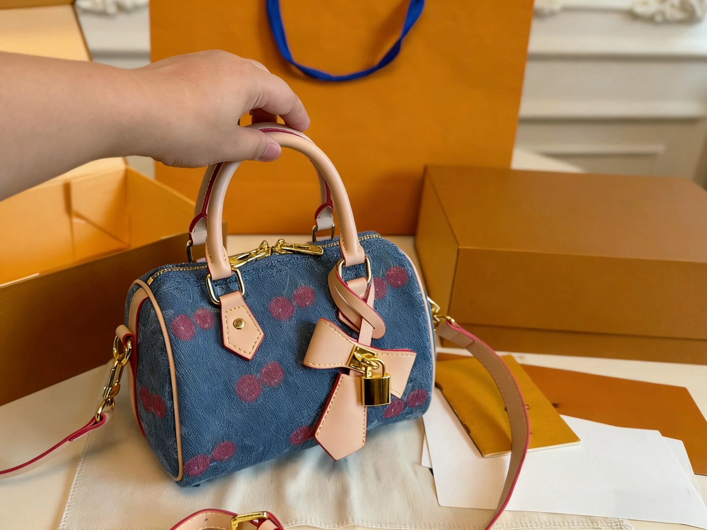 

2025 New SIZE:19×14 CM Fashionable Versatile bags leather cherry Portable can be carried on the shoulder no boxes