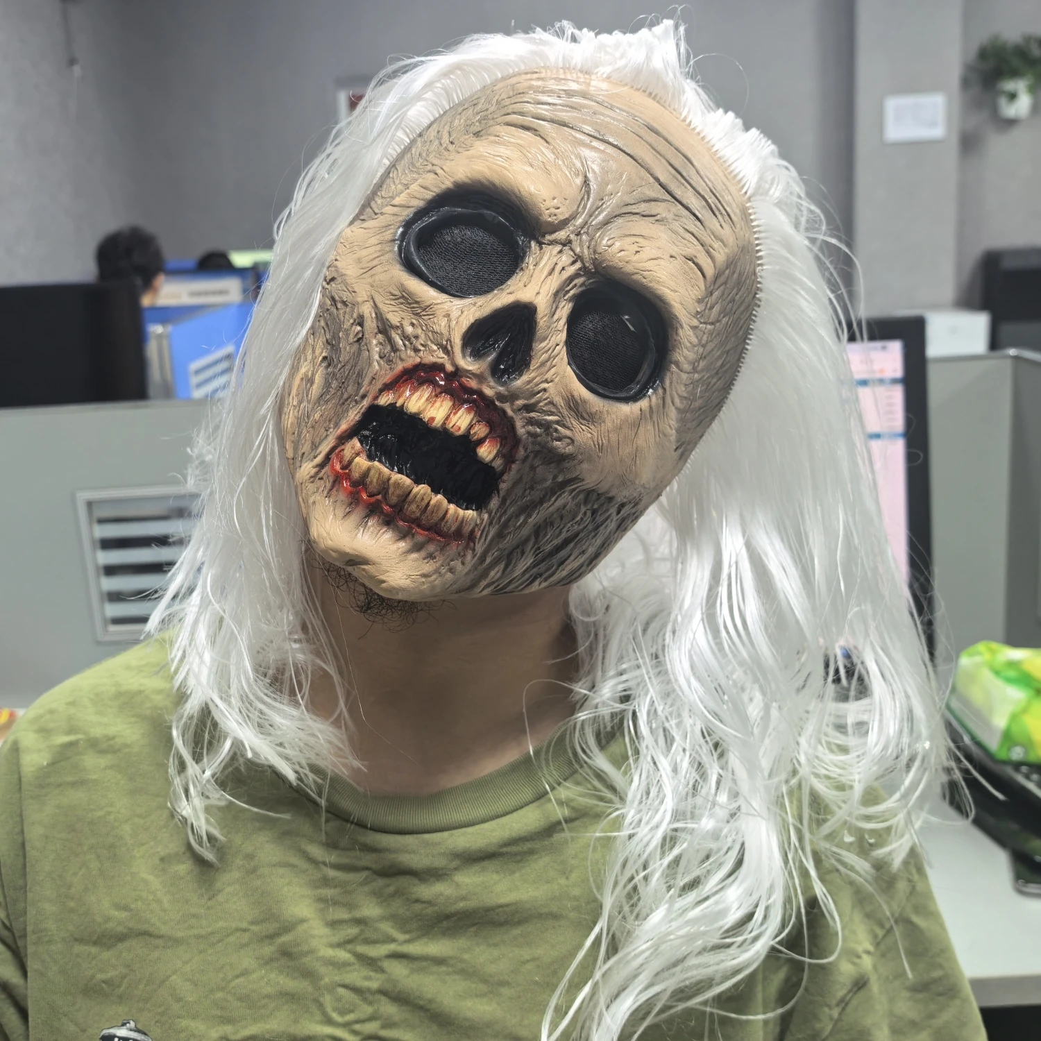 Adult Halloween Walking Dead Zombie Rubber Face Mask with White Hair Scream Old Man Design for Cosplay And Party Accessory