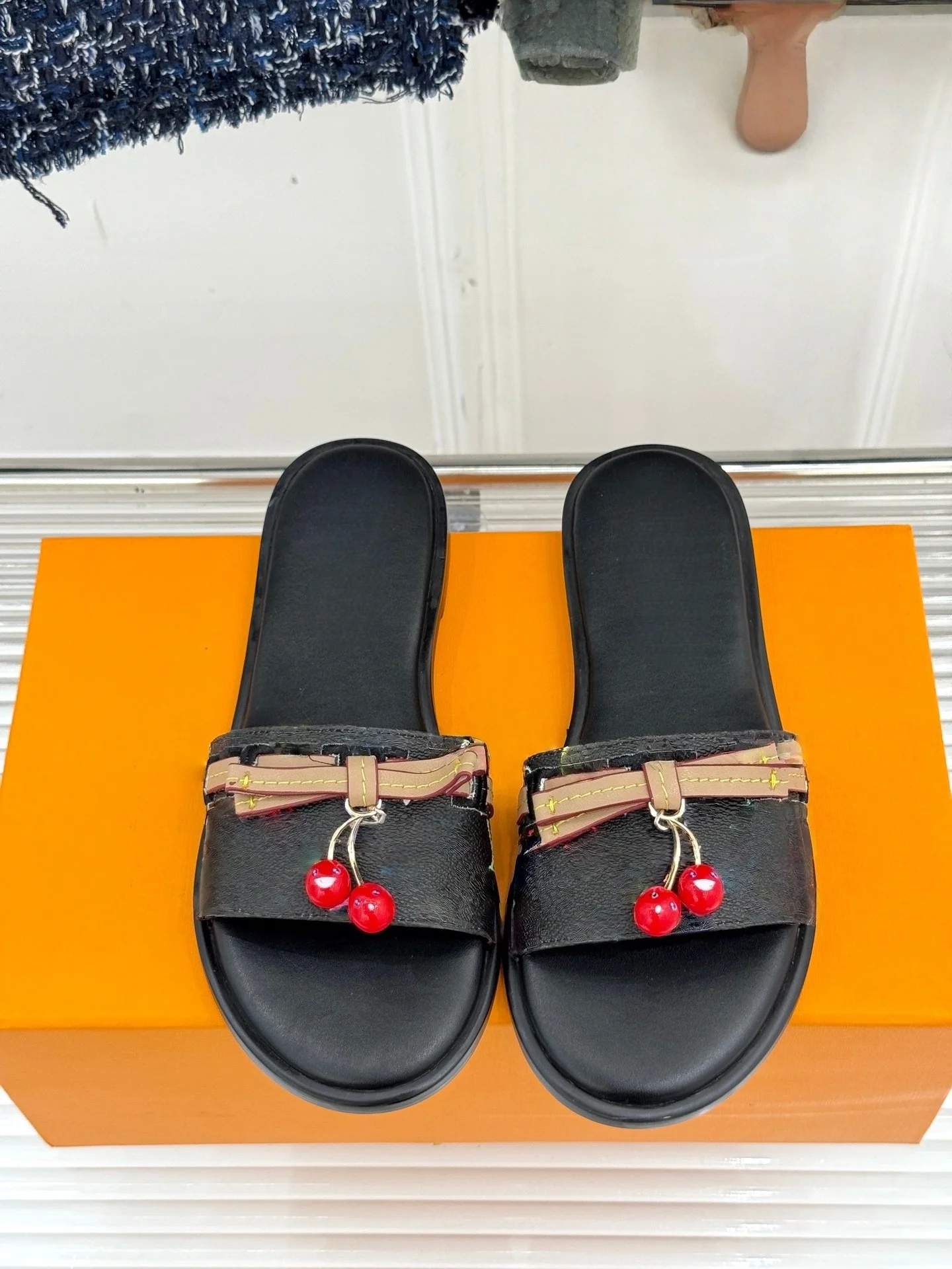 

Новинка 2025 года, модные универсальные весенне-летние тапочки, однотонная кожаная джинсовая хлопковая обувь Cherry