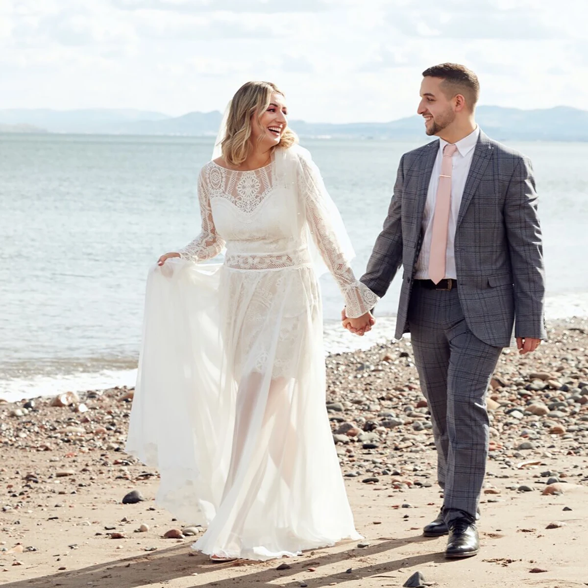 Vestidos de novia bohemios de manga larga con recortes de playa y espalda descubierta personalizados de talla grande, longitud completa, sin tren, vestido de novia transparente con escote redondo
