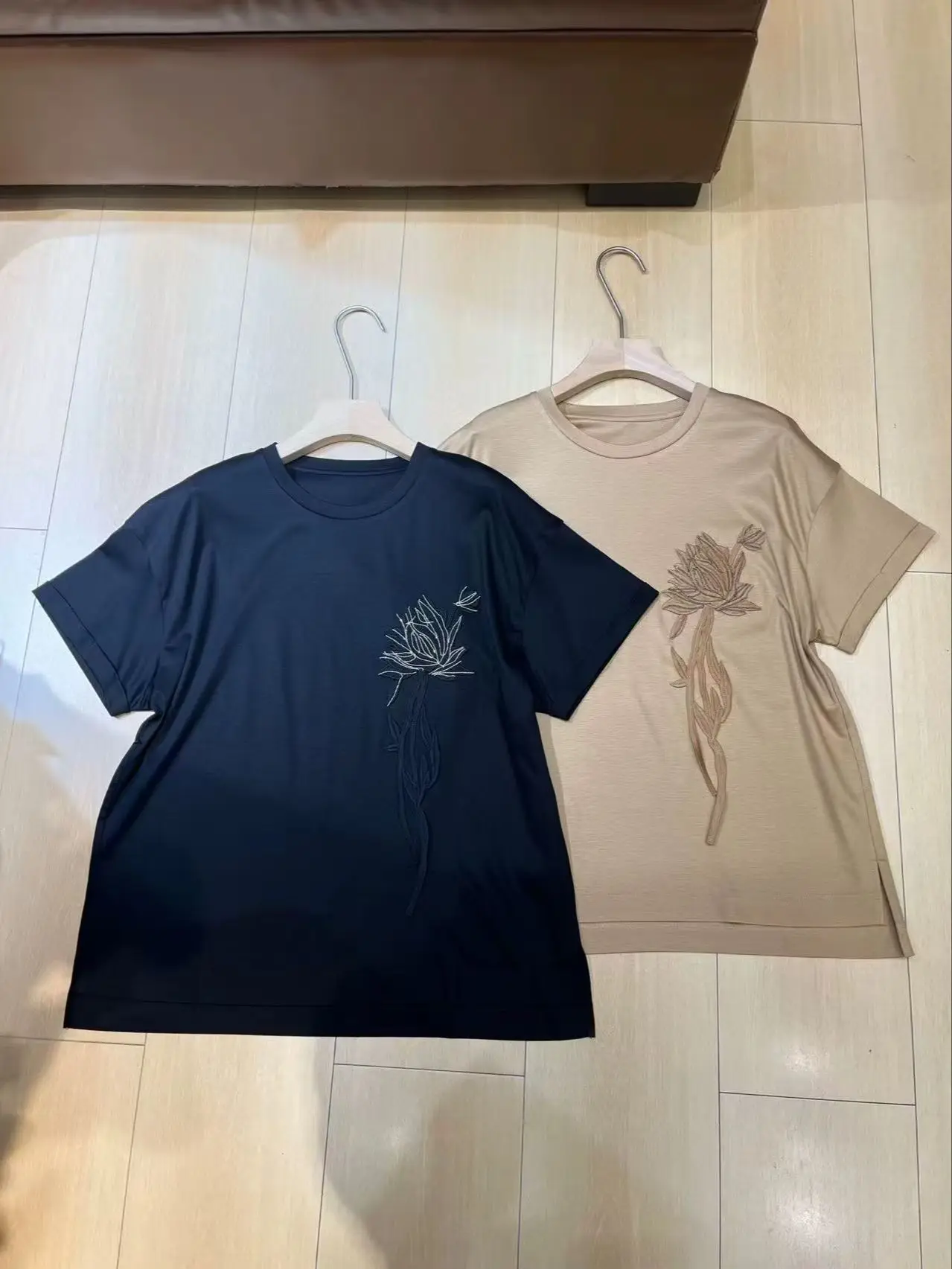 

Летняя хлопковая футболка с коротким рукавом и богатой вышивкой