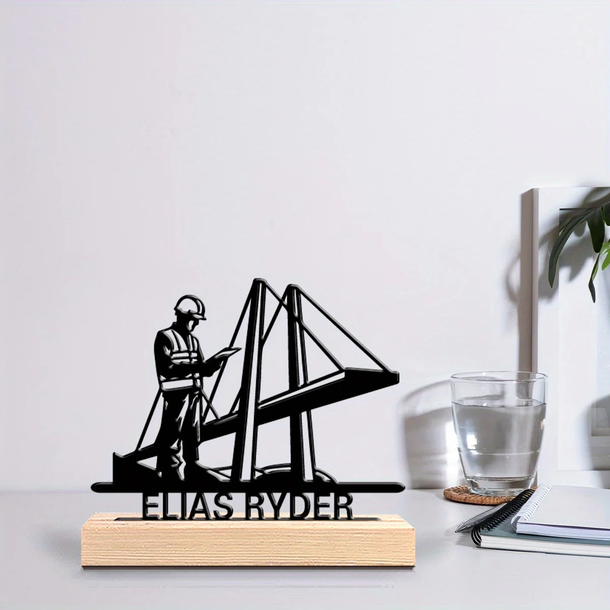 Afbeelding 5: Een stijlvolle en gepersonaliseerde metalen sculptuur, geschikt voor civiele ingenieurs, met een houten voet.