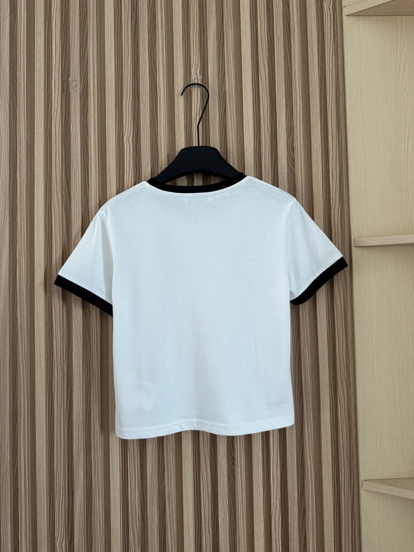 

New short short-sleeved T-shirt with patchwork embroidered letters and contrasting color borders for Spring/Summer 2025