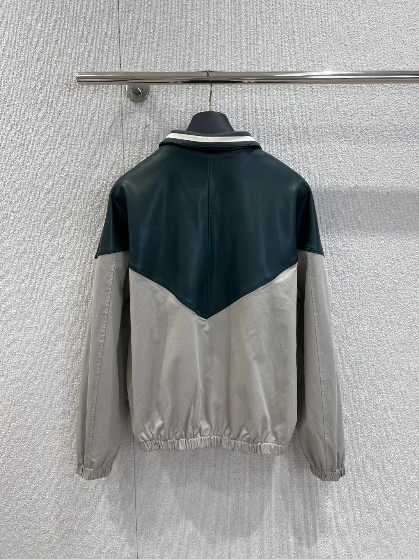 

Осенне-зимняя мода 2024, новые поступления, женская куртка, пальто, темно-зеленая кожаная нейлоновая куртка на молнии с вышивкой букв и жемчугом