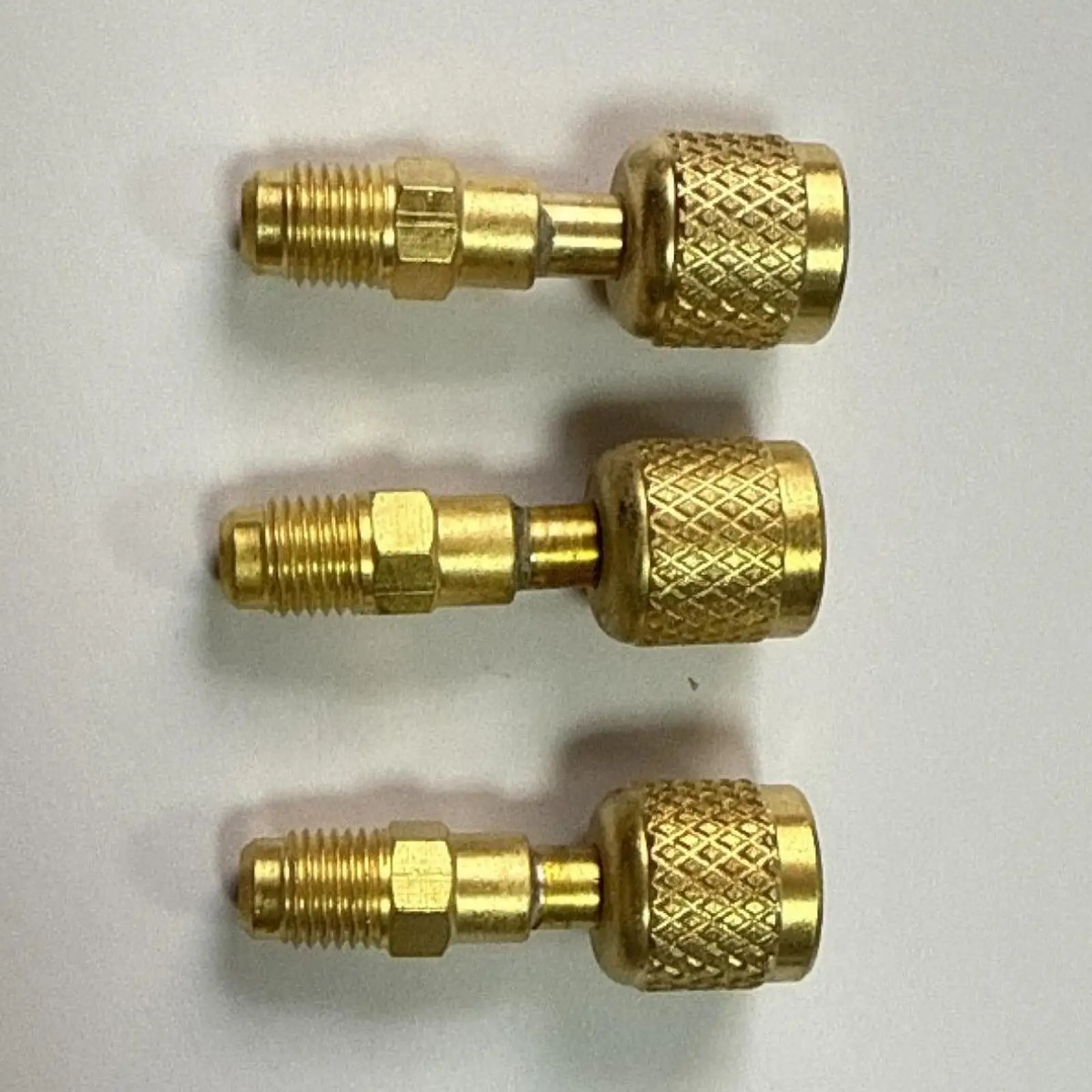 

Латунный переходник с внутренней резьбой 1/4 Sae-lh на 1/4 штекер с уплотнительным сердечником клапана для профессиональных резервуаров R454B R32