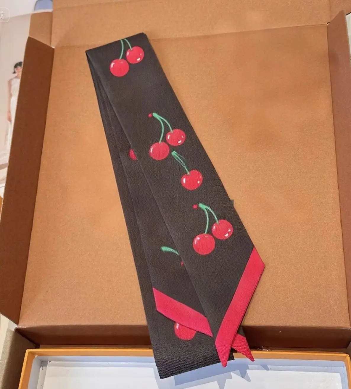 

2025 New Exquisite Fashion Versatile Simple Classic High Quality Silk Scarf HL88